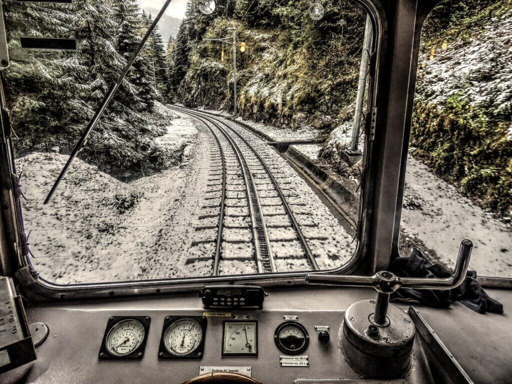File de rails vus depuis l'intérieur d'une cabine de conduite de train