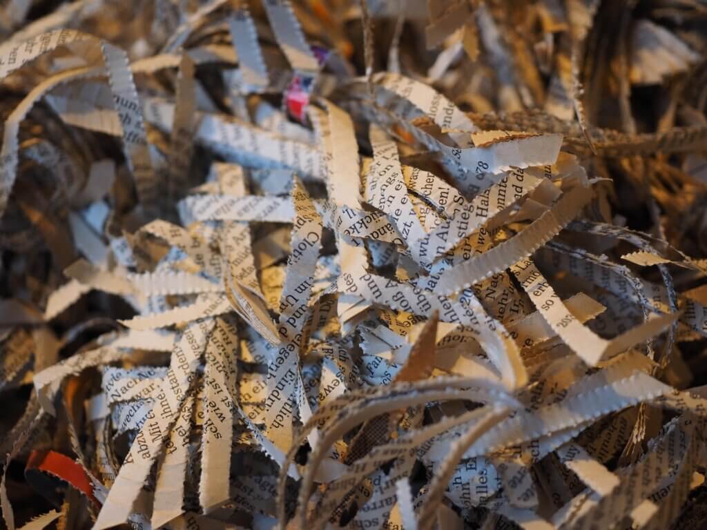 Papier avec des écritures imprimées passé à la déchiqueteuse.