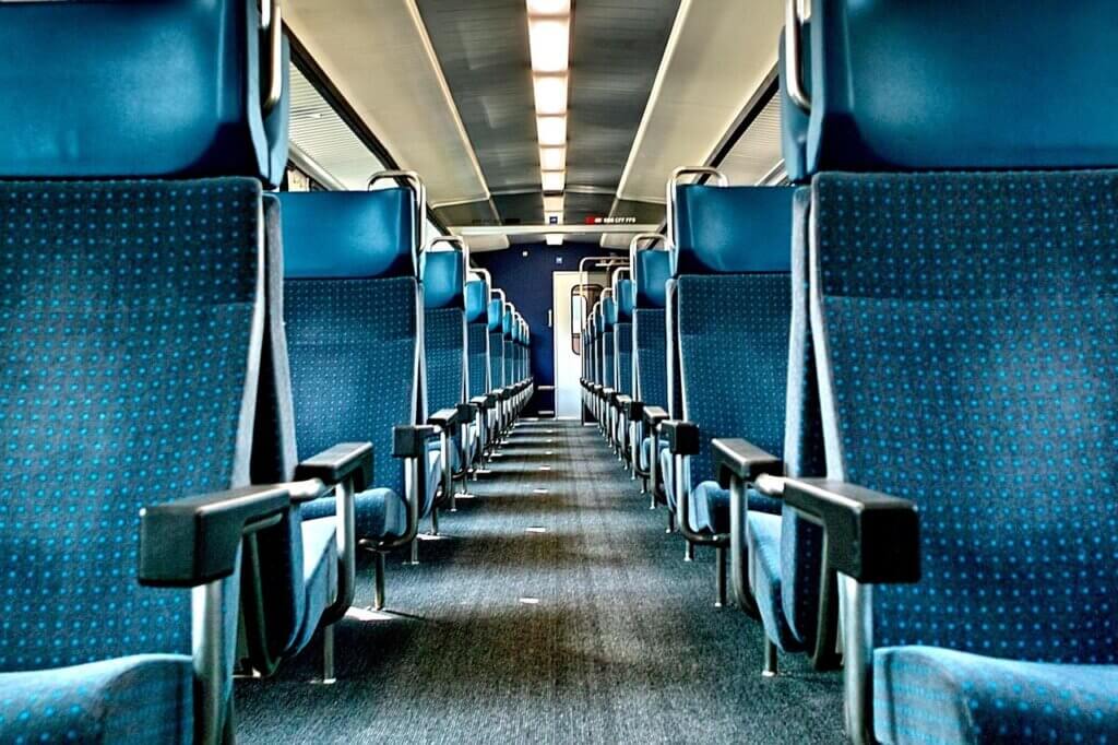 Rangée de sièges à l'intérieur d'une voiture voyageur de train