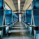 Rangée de sièges à l'intérieur d'une voiture voyageur de train