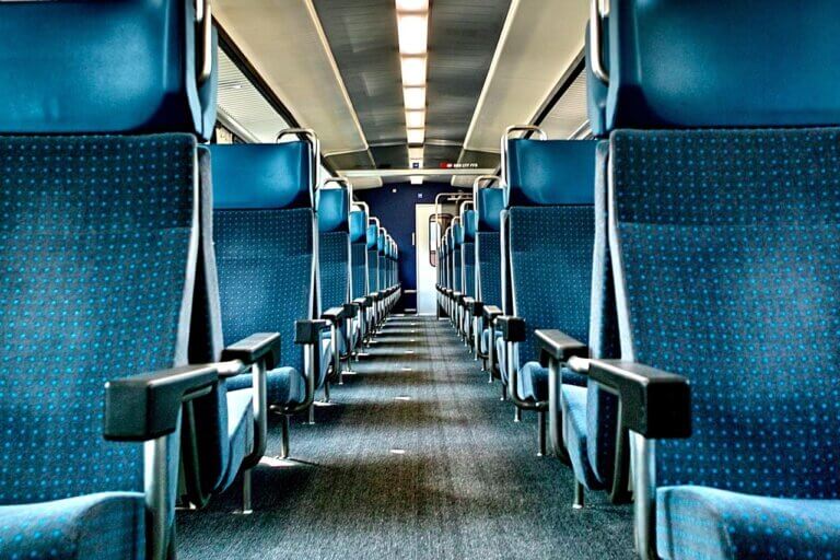 Rangée de sièges à l'intérieur d'une voiture voyageur de train