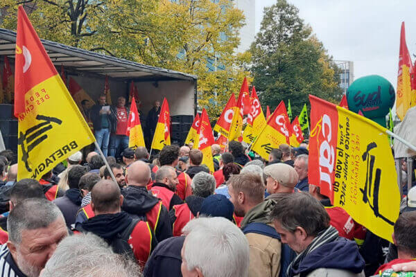 Cheminots manifestants avec des drapeaux de la CGT