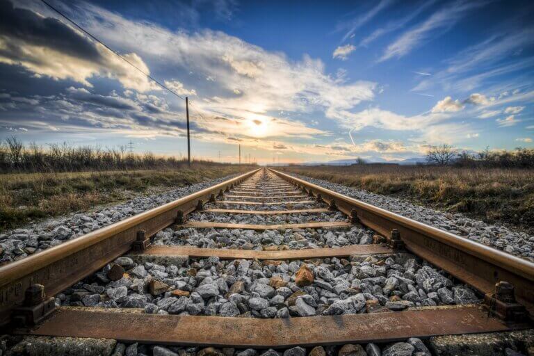 Voie de chemin de fer qui va jusqu'à l'horizon