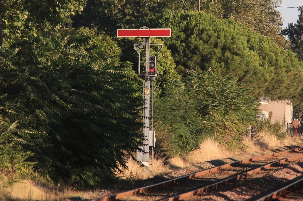 Sémaphore SNCF en position fermée (illustration) - photo Cramos, CC BY-SA 4.0